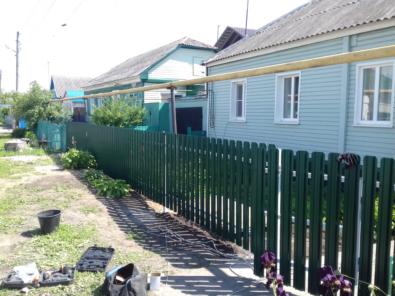 Комбинированный забор 25м штакетник и профлист, ворота, калитка фото в Горно-Алтайске