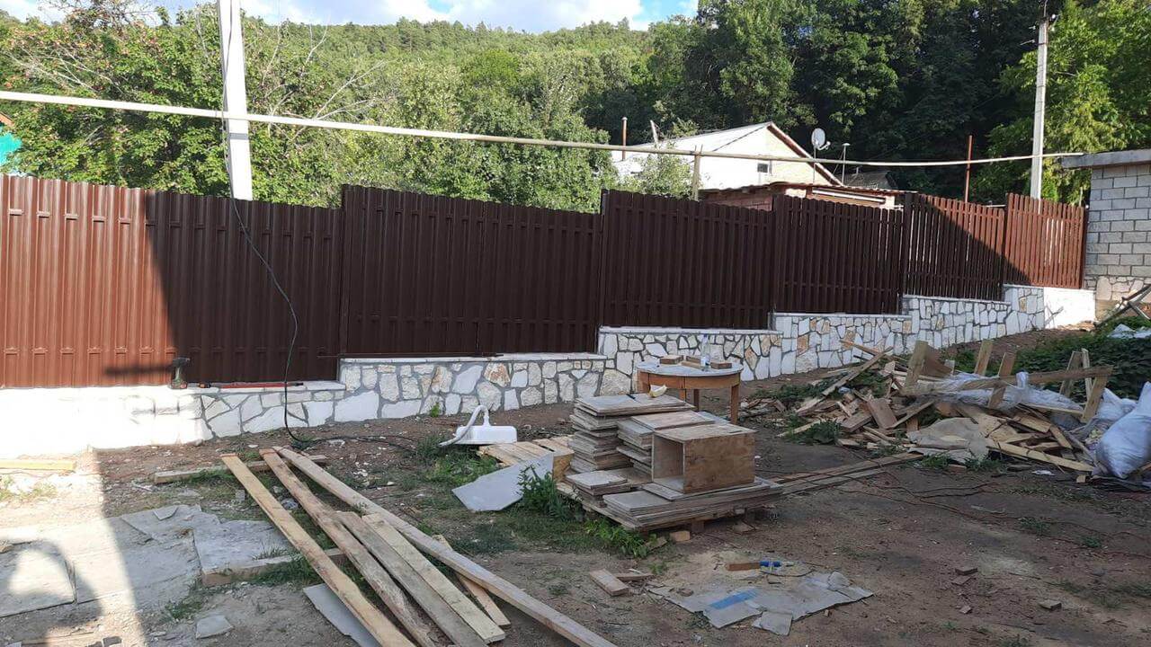 забор из штакетника шоколад двухсторонний фото1 в Горно-Алтайске
