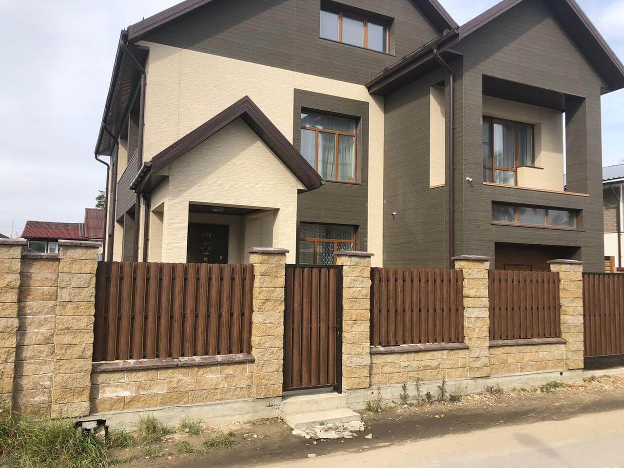 забор из штакетника каштан двухсторонний фото1 в Горно-Алтайске