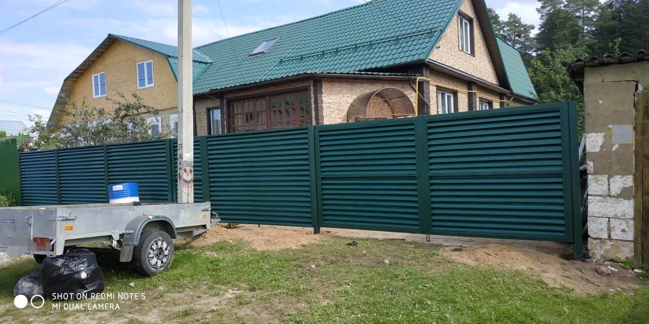 Забор-жалюзи с ламелями еврожалюзи ral6005/6005 Зеленый Мох 2-х сторонний фото1 в Горно-Алтайске