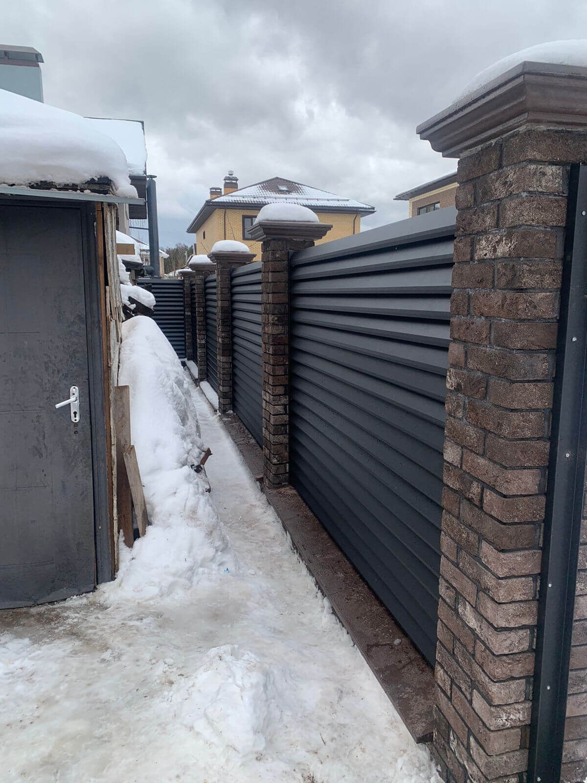 Забор-жалюзи с ламелями реснички RAL9005/9005 Черный двусторонний МАТТЕ фото 1 в Горно-Алтайске