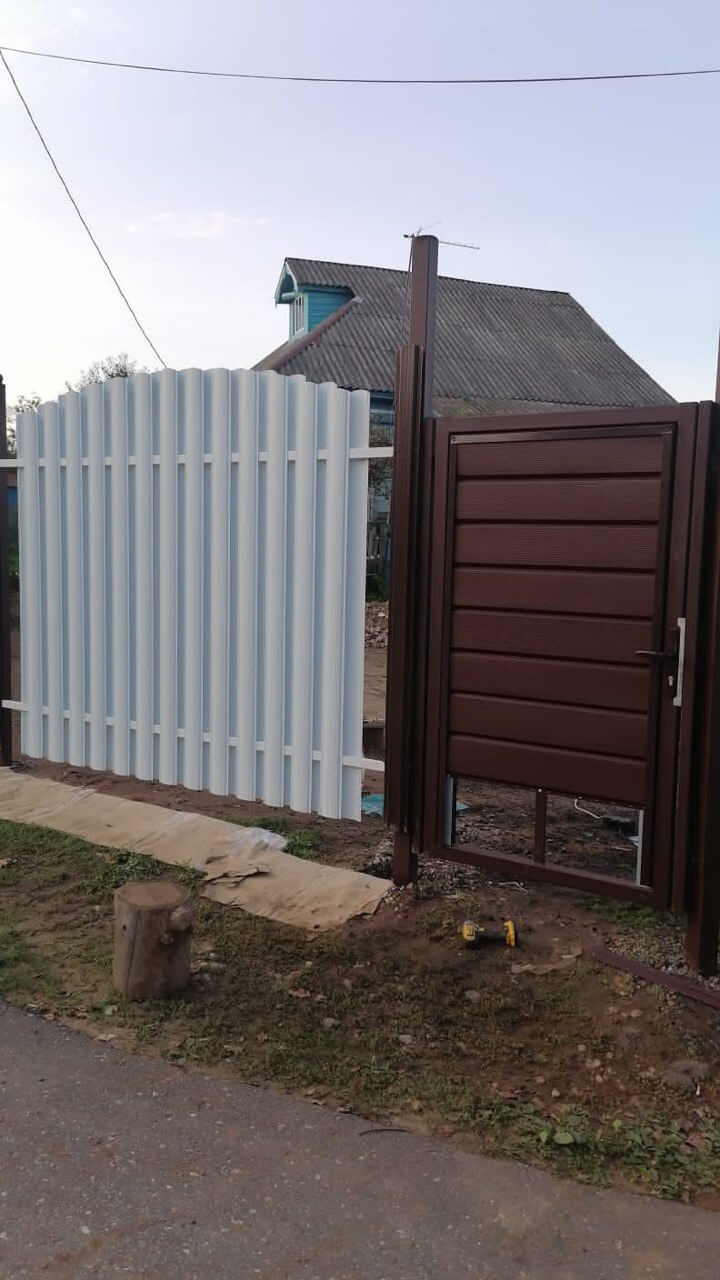 Забор из евроштакетника 24м RAL9003/9003 Белый двухсторонний фото 2 в Горно-Алтайске