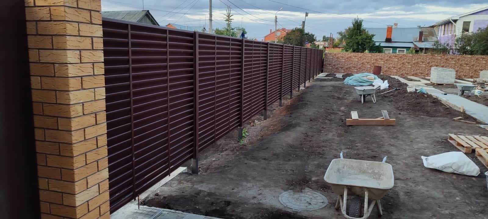Забор из ламелей еврожалюзи 19м RAL8017/8017 Шоколад двусторонний фото 1 в Горно-Алтайске