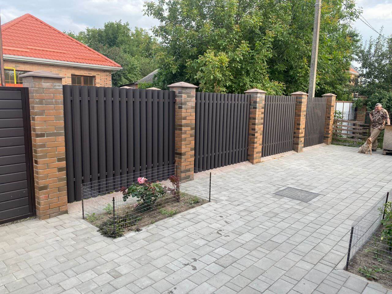 Забор из штакетника полукруглого 22м RAL8019 Темный Шоколад МАТТЕ фото 3 в Горно-Алтайске