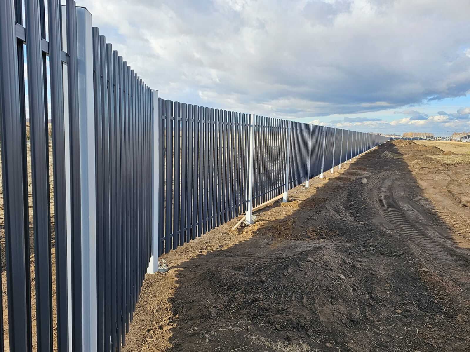 Забор из евроштакетника 234м RAL7024/7024 Серый Графит двусторонний фото 4 в Горно-Алтайске