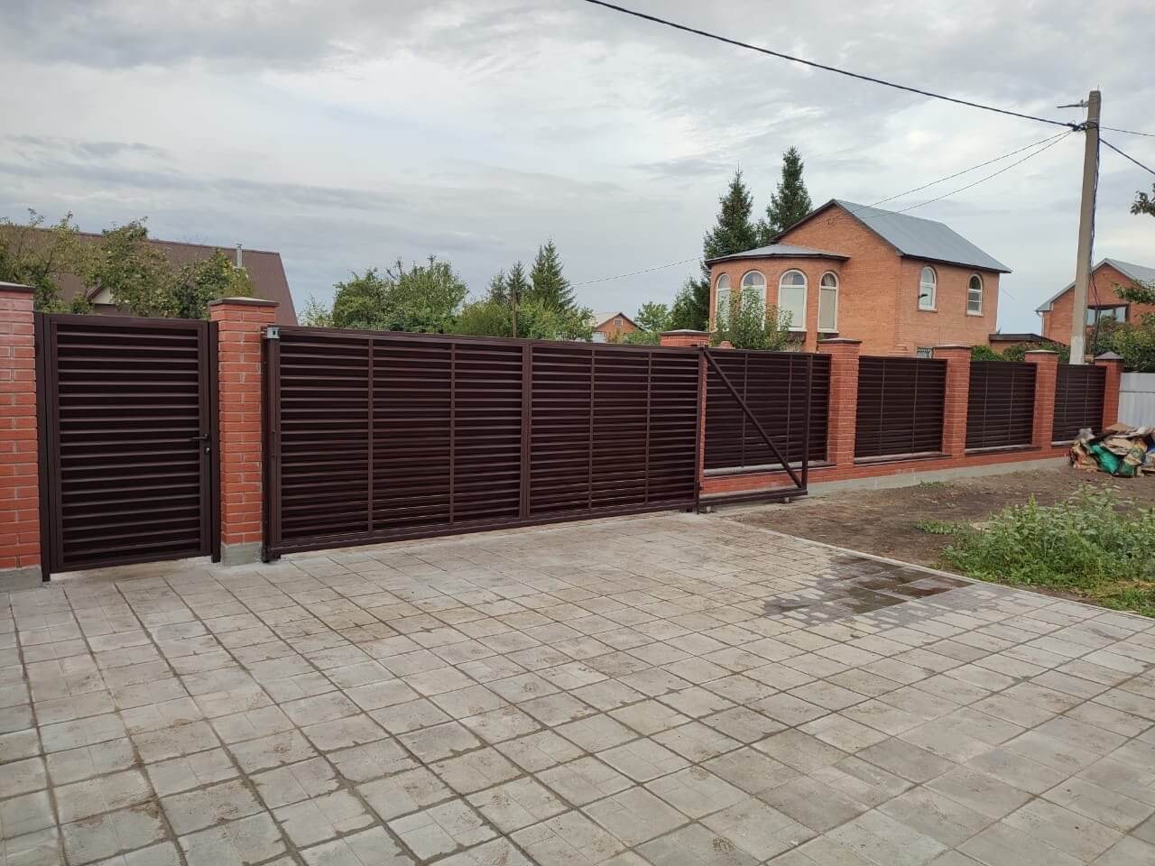 Забор из ламелей Еврожалюзи 28м RAL8017/8017 Шоколад двусторонний фото 3 в Горно-Алтайске