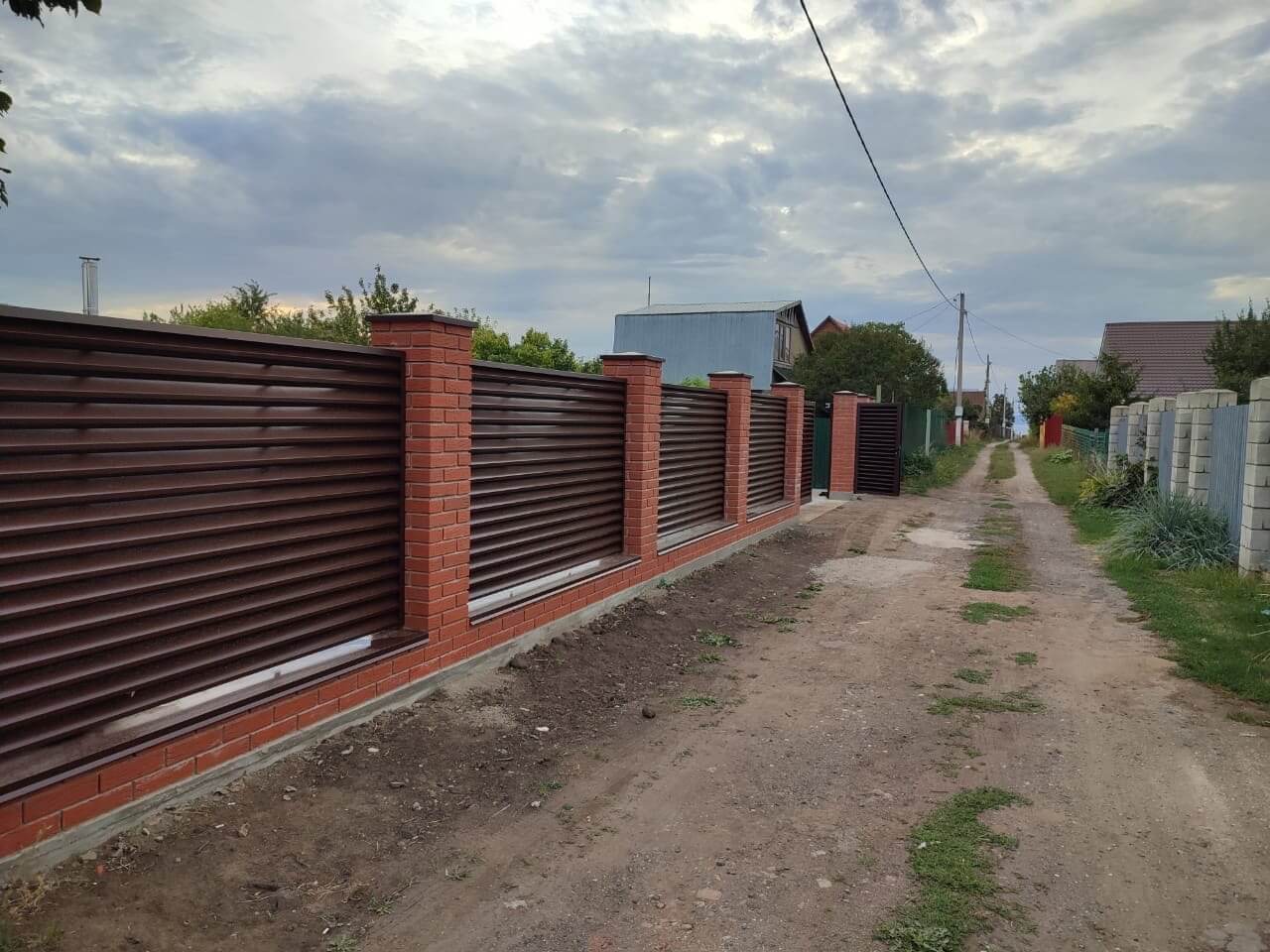 Забор из ламелей Еврожалюзи 28м RAL8017/8017 Шоколад двусторонний фото 2 в Горно-Алтайске