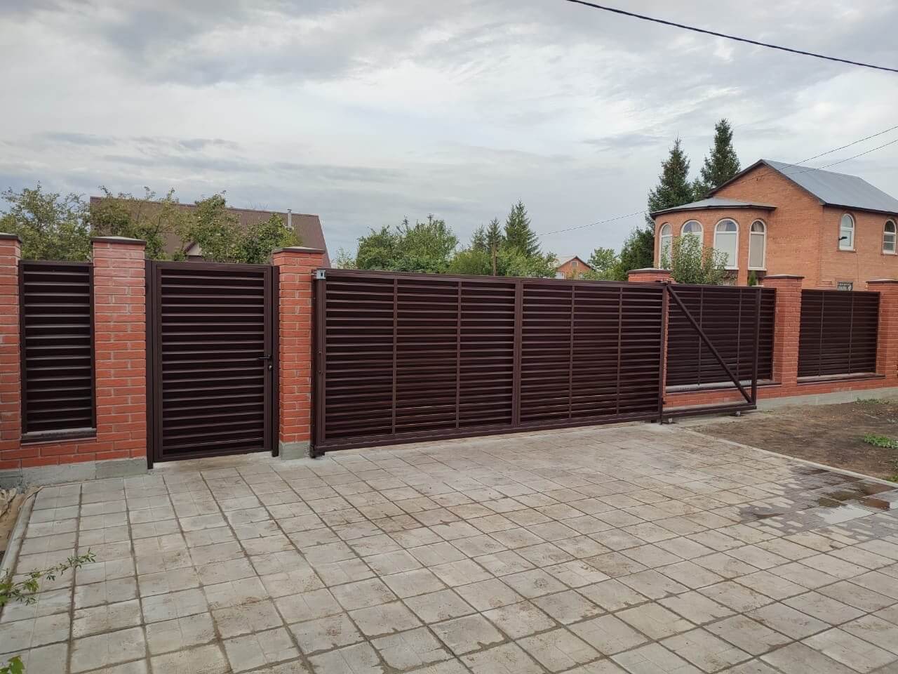 Забор из ламелей Еврожалюзи 28м RAL8017/8017 Шоколад двусторонний в Горно-Алтайске