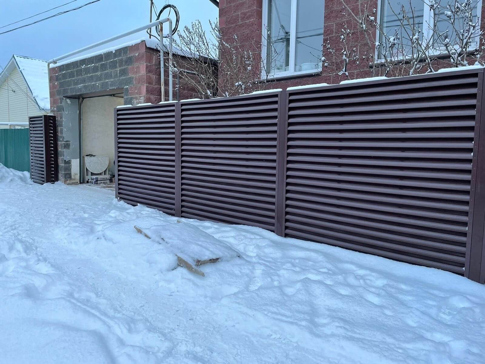 Забор из ламелей еврожалюзи 38м RAL8017/8017 Шоколад двусторонний фото 5 в Горно-Алтайске