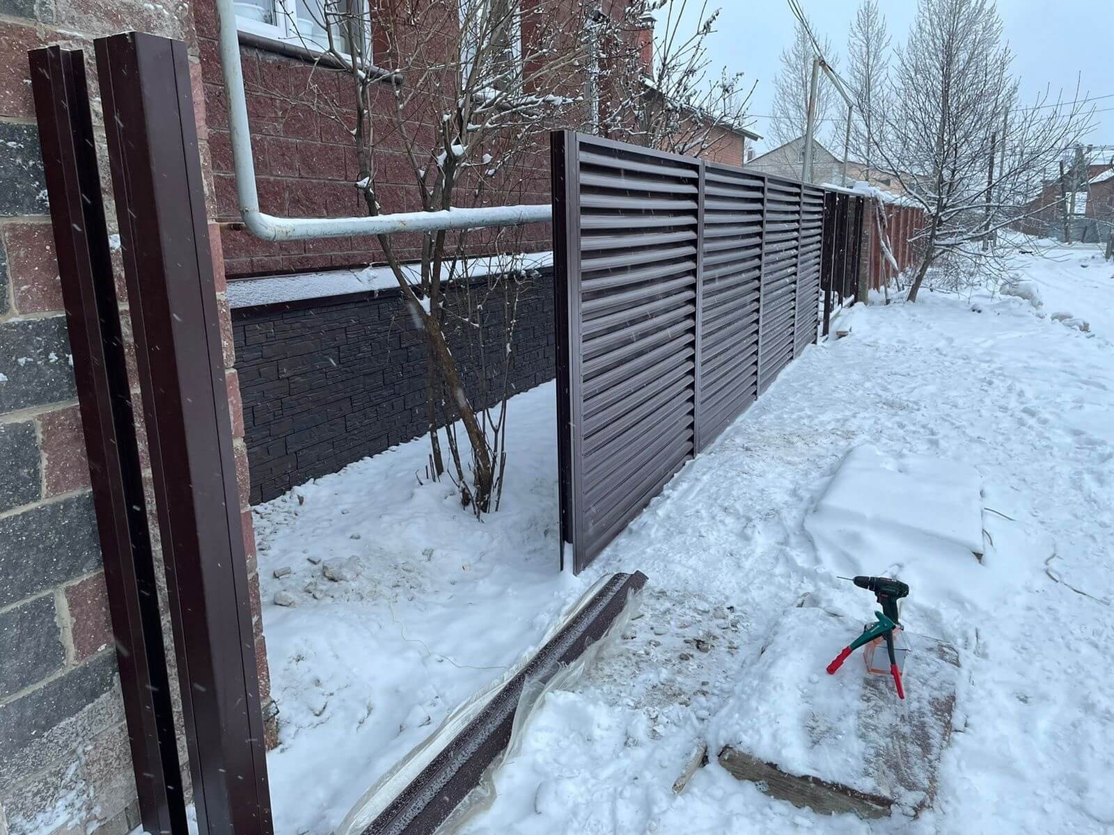Забор из ламелей еврожалюзи 38м RAL8017/8017 Шоколад двусторонний фото 4 в Горно-Алтайске