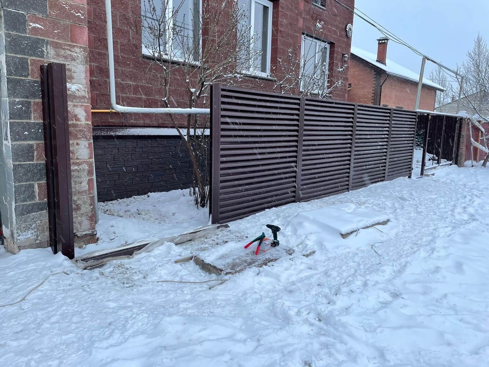 Забор из ламелей еврожалюзи 38м RAL8017/8017 Шоколад двусторонний фото 3 в Горно-Алтайске