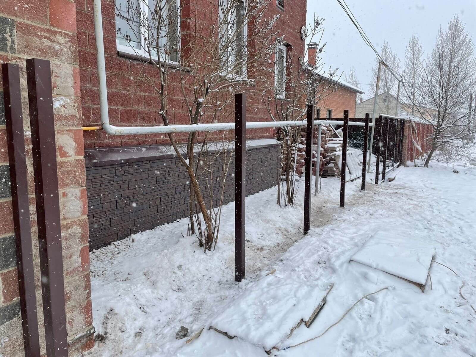 Забор из ламелей еврожалюзи 38м RAL8017/8017 Шоколад двусторонний фото 2 в Горно-Алтайске