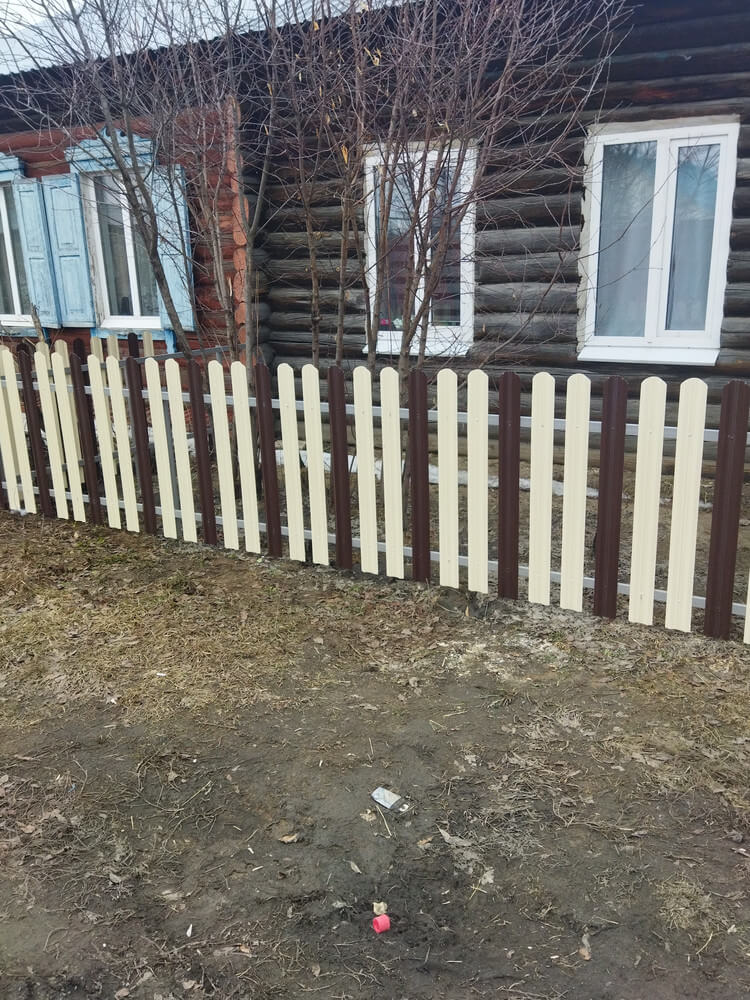Забор из штакетника ЭКО-М 12м RAL1015/1015 Слоновая Кость двусторонний, RAL8017/8017 Шоколад двусторонний в Горно-Алтайске