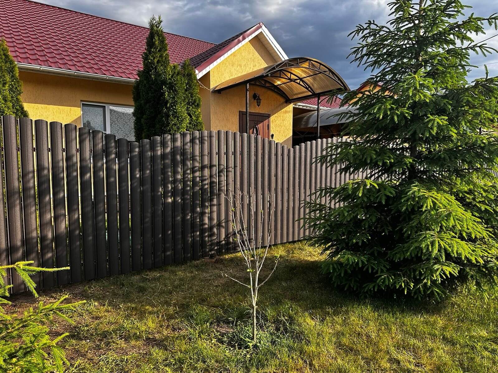 Забор из евроштакетника 37м RAL8019 Темный Шоколад МАТТЕ фото 4 в Горно-Алтайске