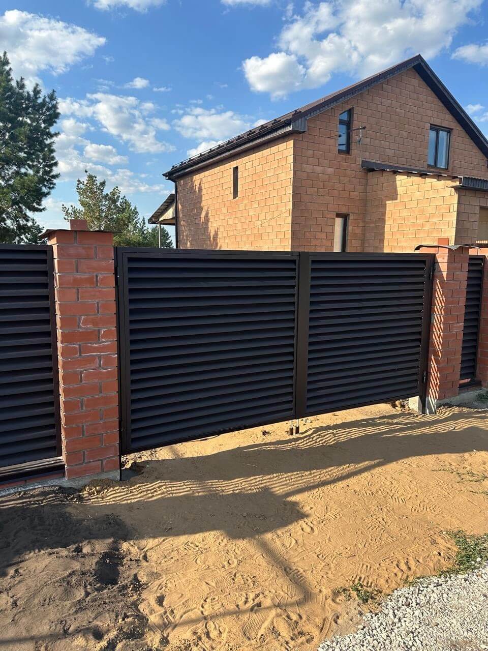 Забор-жалюзи из ламелей Еврожалюзи 38м RAL8019 Темный Шоколад МАТТЕ фото 4 в Горно-Алтайске