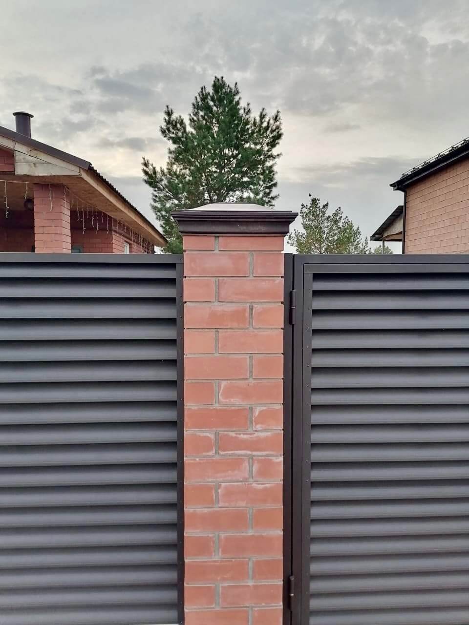 Забор-жалюзи из ламелей Еврожалюзи 38м RAL8019 Темный Шоколад МАТТЕ фото 2 в Горно-Алтайске