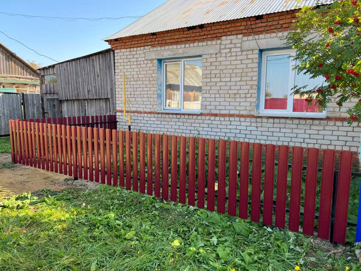 Забор из евроштакетника 9м RAL3005/3005 Красное Вино двусторонний в Горно-Алтайске