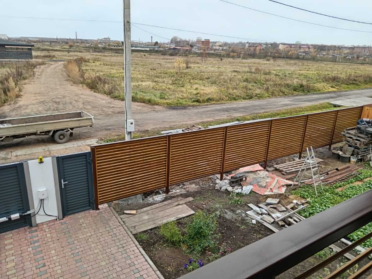 Забор-жалюзи 12м + балконное ограждение из ламелей Еврожалюзи Орех Миланский 3D Принтек фото 2 в Горно-Алтайске