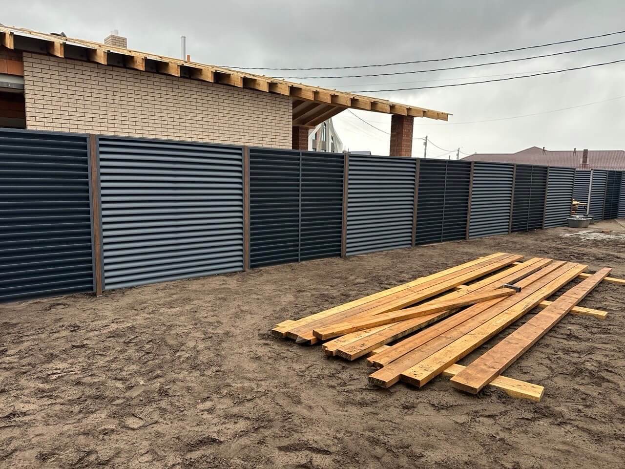Забор из ламелей еврожалюзи 160м RAL7024/7024 Серый Графит двусторонний МАТТЕ фото 6 в Горно-Алтайске