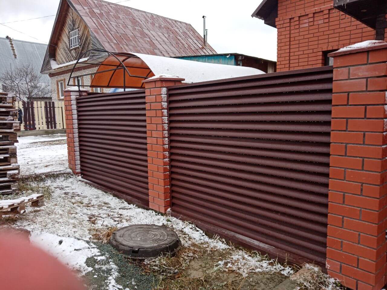 Забор из ламелей еврожалюзи 12м RAL8017/8017 Шоколад двусторонний МАТТЕ фото 3 в Горно-Алтайске
