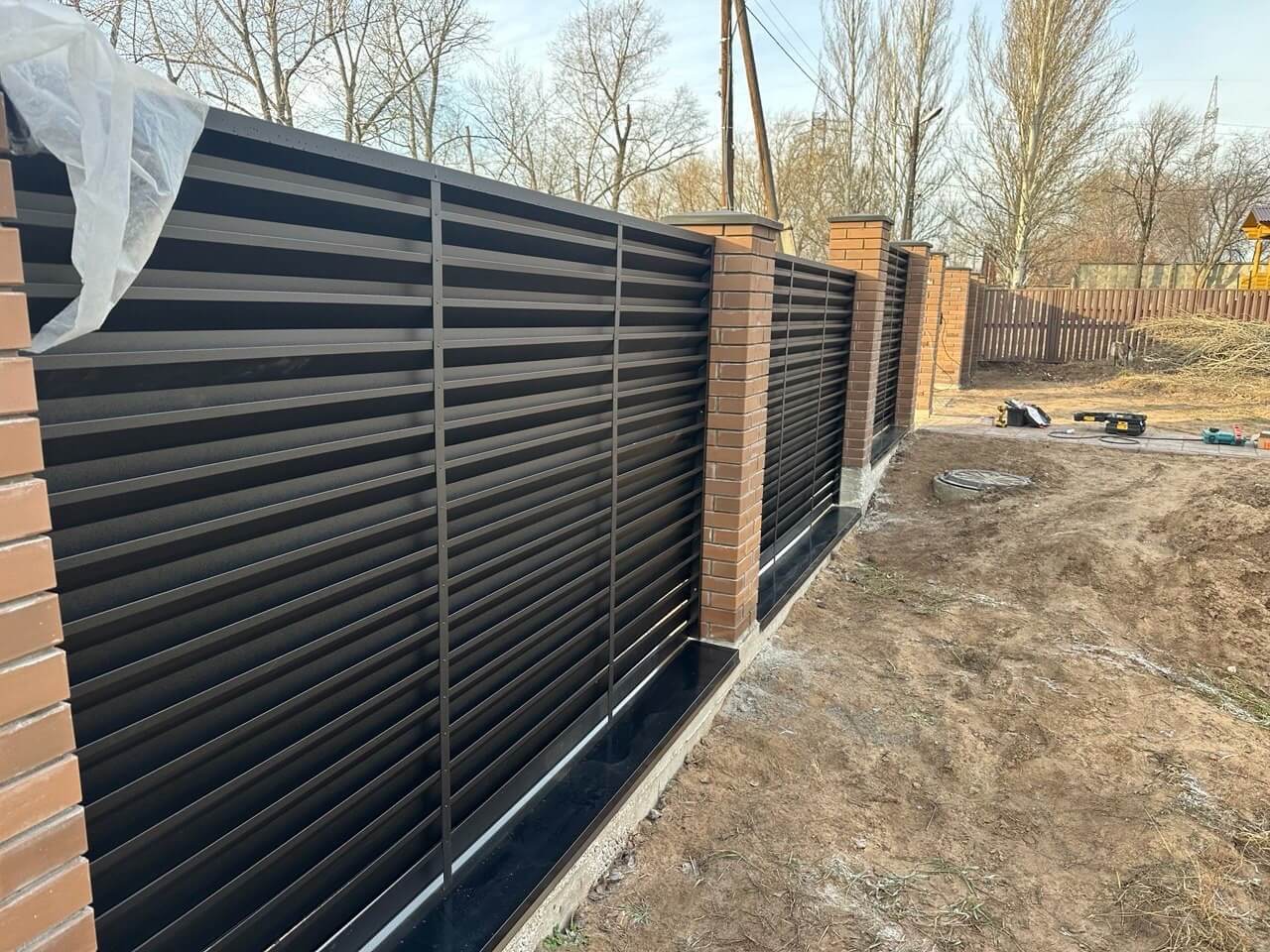 Забор-жалюзи из ламелей Хай-Тек 16м RAL9005/9005 Черный двусторонний МАТТЕ фото 1 в Горно-Алтайске