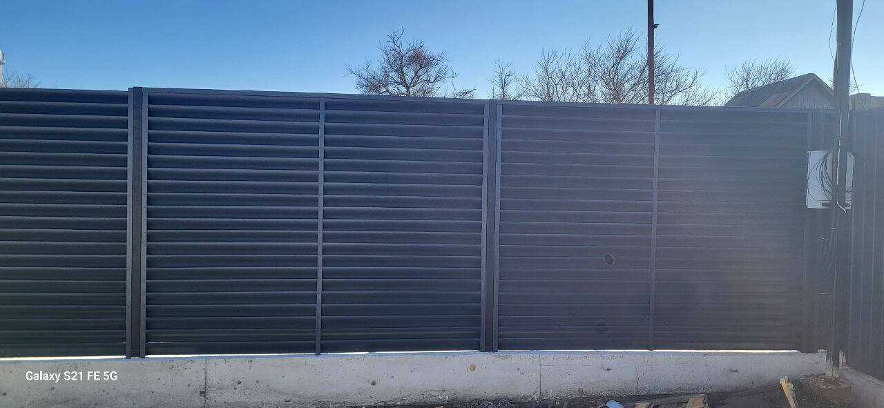 Забор из ламелей еврожалюзи 30м RAL7024/7024 Серый Графит двусторонний фото 6 в Горно-Алтайске