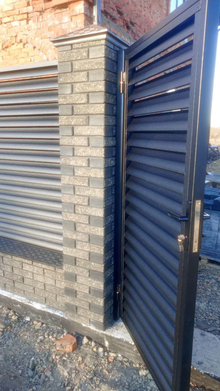 Забор-жалюзи из ламелей Еврожалюзи 24м RAL9005 Черный МАТТЕ фото 6 в Горно-Алтайске