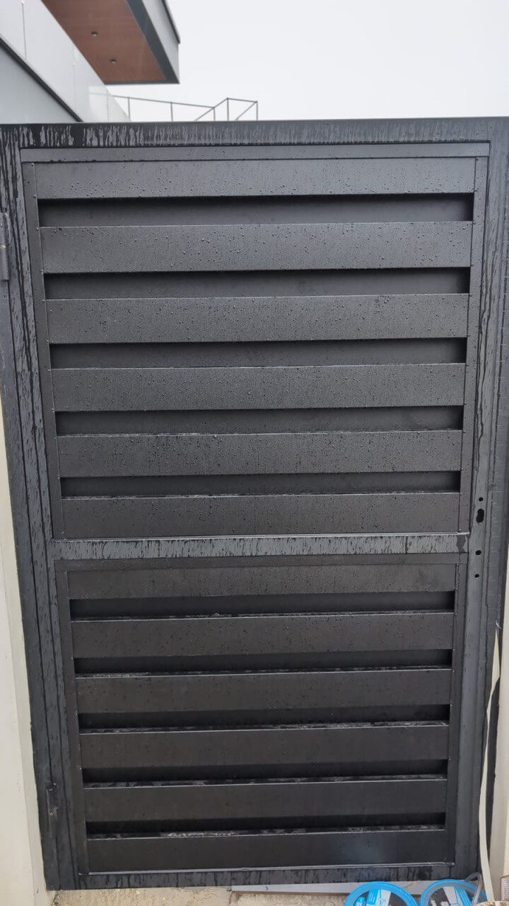 Откатные ворота с калиткой из металлопланкена RAL9005/9005 Черный двусторонний МАТТЕ фото 3 в Горно-Алтайске