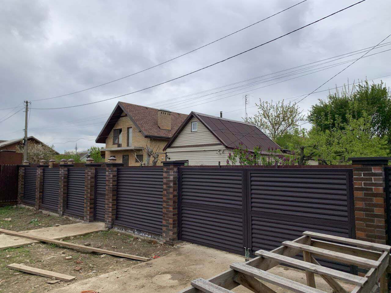 Забор-жалюзи из ламелей Реснички 24м RAL8019/8019 Темный Шоколад двусторонний МАТТЕ фото 2 в Горно-Алтайске