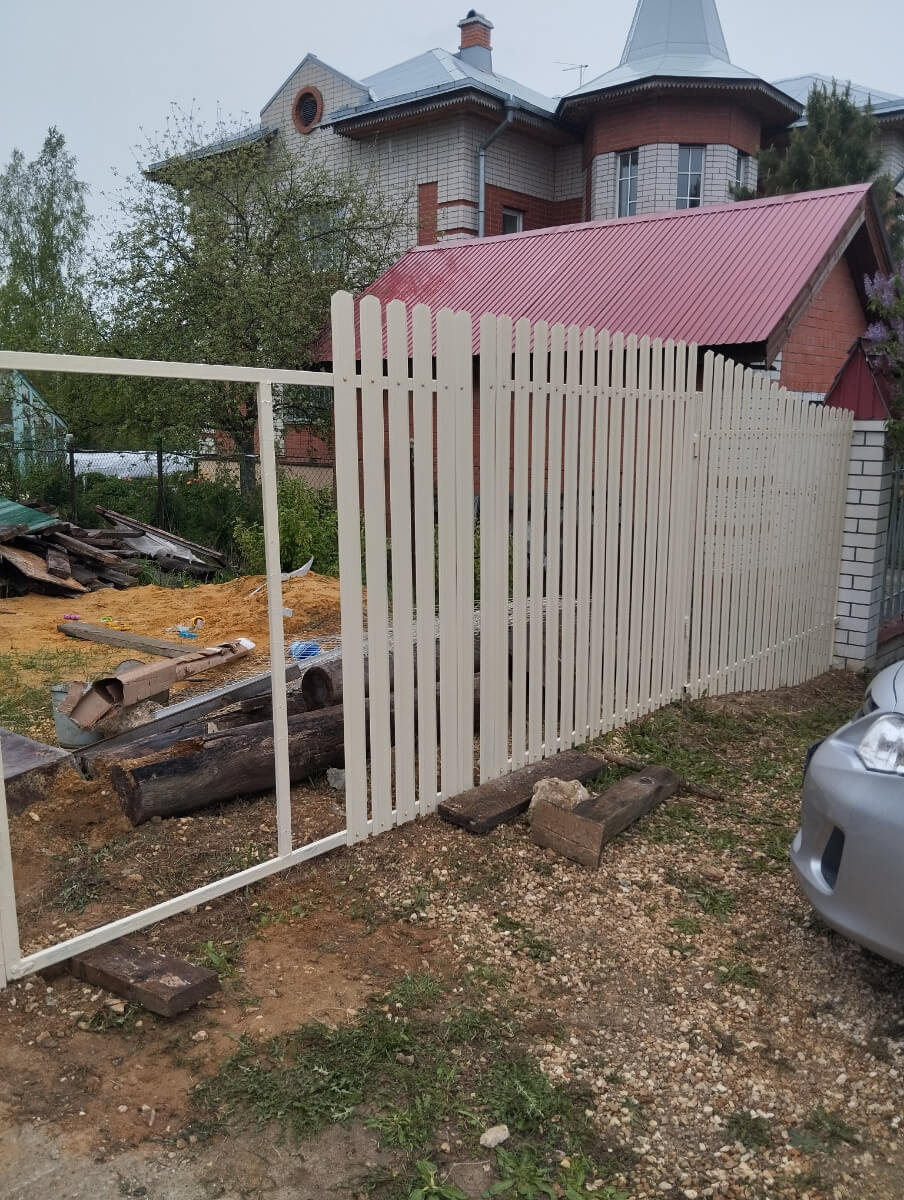 Забор из евроштакетника 9м RAL1015/1015 Слоновая Кость двусторонний фото 4 в Горно-Алтайске