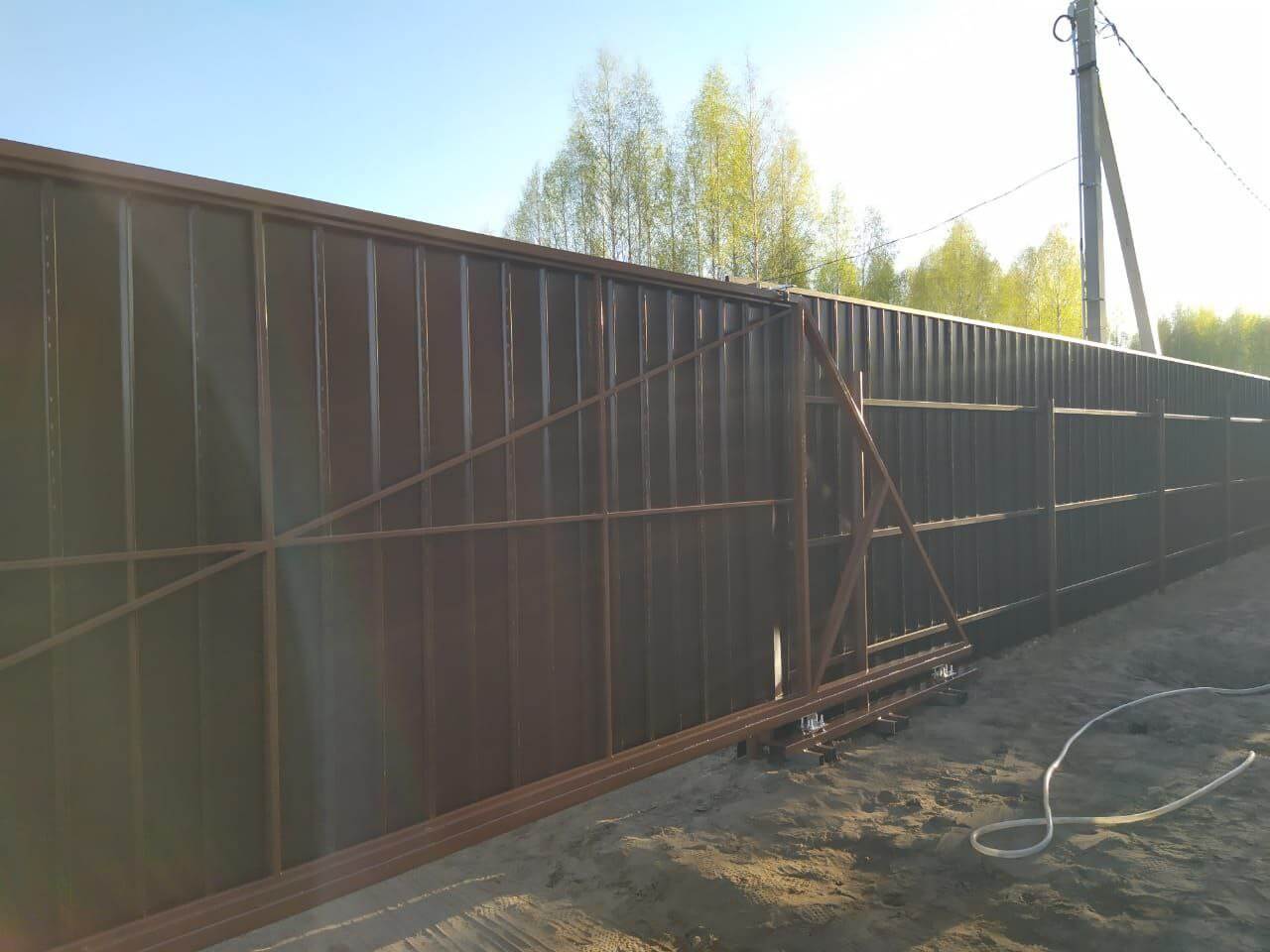 Забор из металлосайдинга ЕВРО-БРУС 25м Темный Каштан 3D Принтек фото 4 в Горно-Алтайске