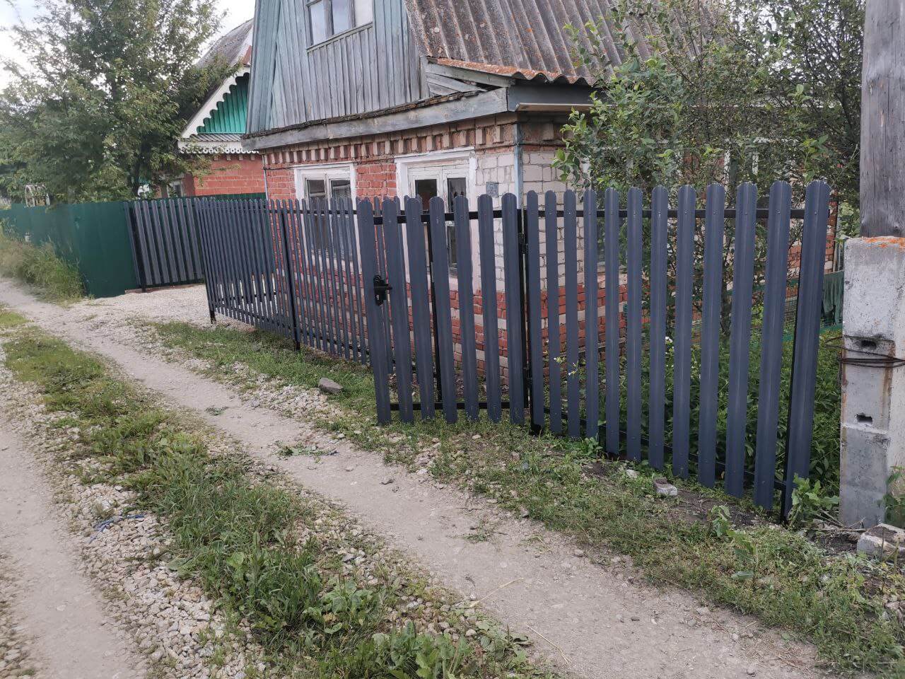 Забор из евроштакетника 7м RAL7024/7024 Серый Графит двусторонний фото 3 в Горно-Алтайске