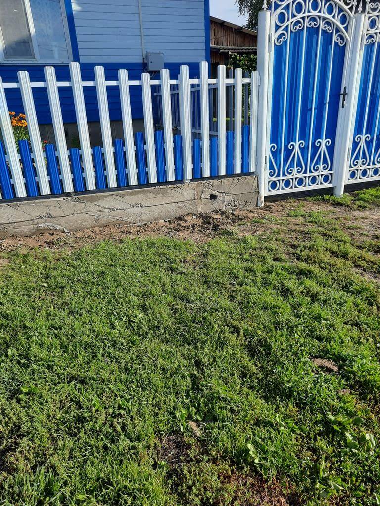 Забор из евроштакетника 14м RAL9003 Белый, RAL5005 Синий Сигнал фото 2 в Горно-Алтайске