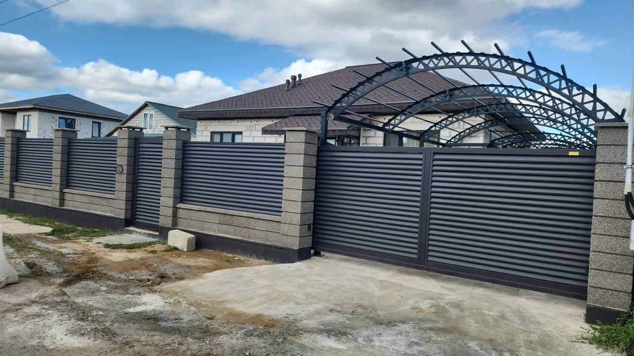 Забор-жалюзи из ламелей Реснички 27м RAL8019/8019 Темный Шоколад двусторонний МАТТЕ фото 2 в Горно-Алтайске