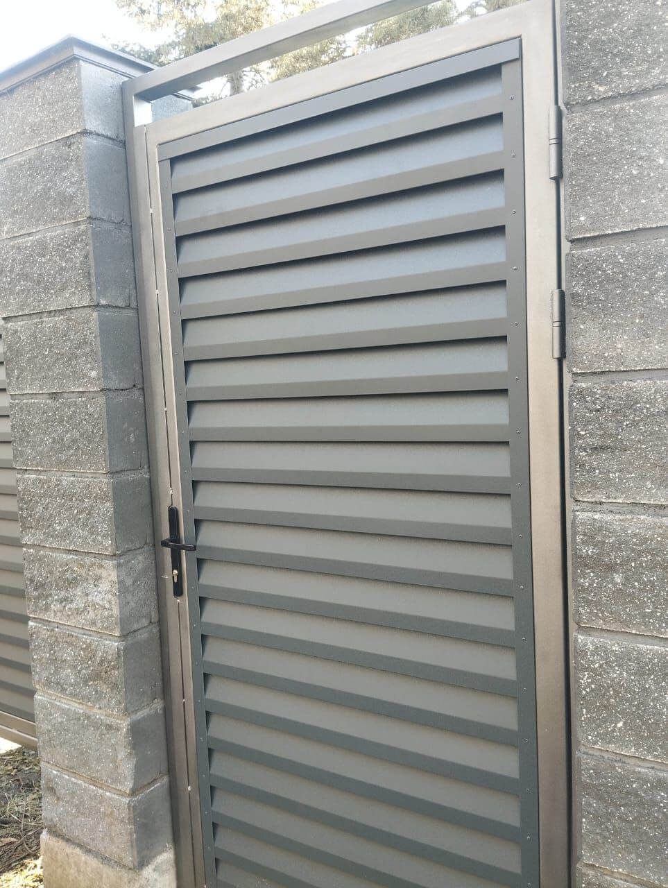 Откатные ворота с калиткой из ламелей Реснички RAL7024/7024 Серый Графит двусторонний МАТТЕ фото 2 в Горно-Алтайске