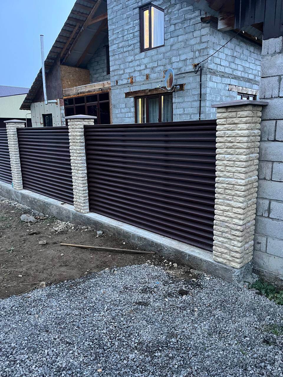 Забор-жалюзи из ламелей ЭКО-Z 18м RAL8017/8017 Шоколад двусторонний фото 2 в Горно-Алтайске