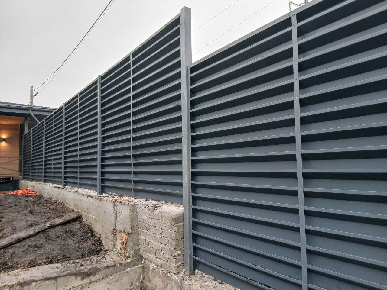 Забор-жалюзи из ламелей Хай-Тек 37м RAL7024/7024 Серый Графит двусторонний МАТТЕ фото 6 в Горно-Алтайске