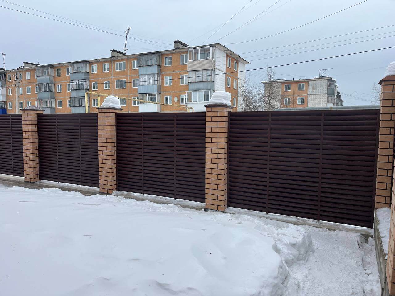 Забор-жалюзи из ламелей ЭКО-Z 87м RAL8017/8017 Шоколад двусторонний МАТТЕ фото 17 в Горно-Алтайске
