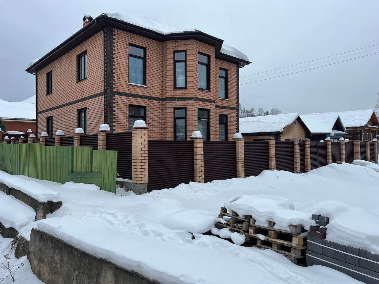 Забор-жалюзи из ламелей ЭКО-Z 87м RAL8017/8017 Шоколад двусторонний МАТТЕ фото 12 в Горно-Алтайске