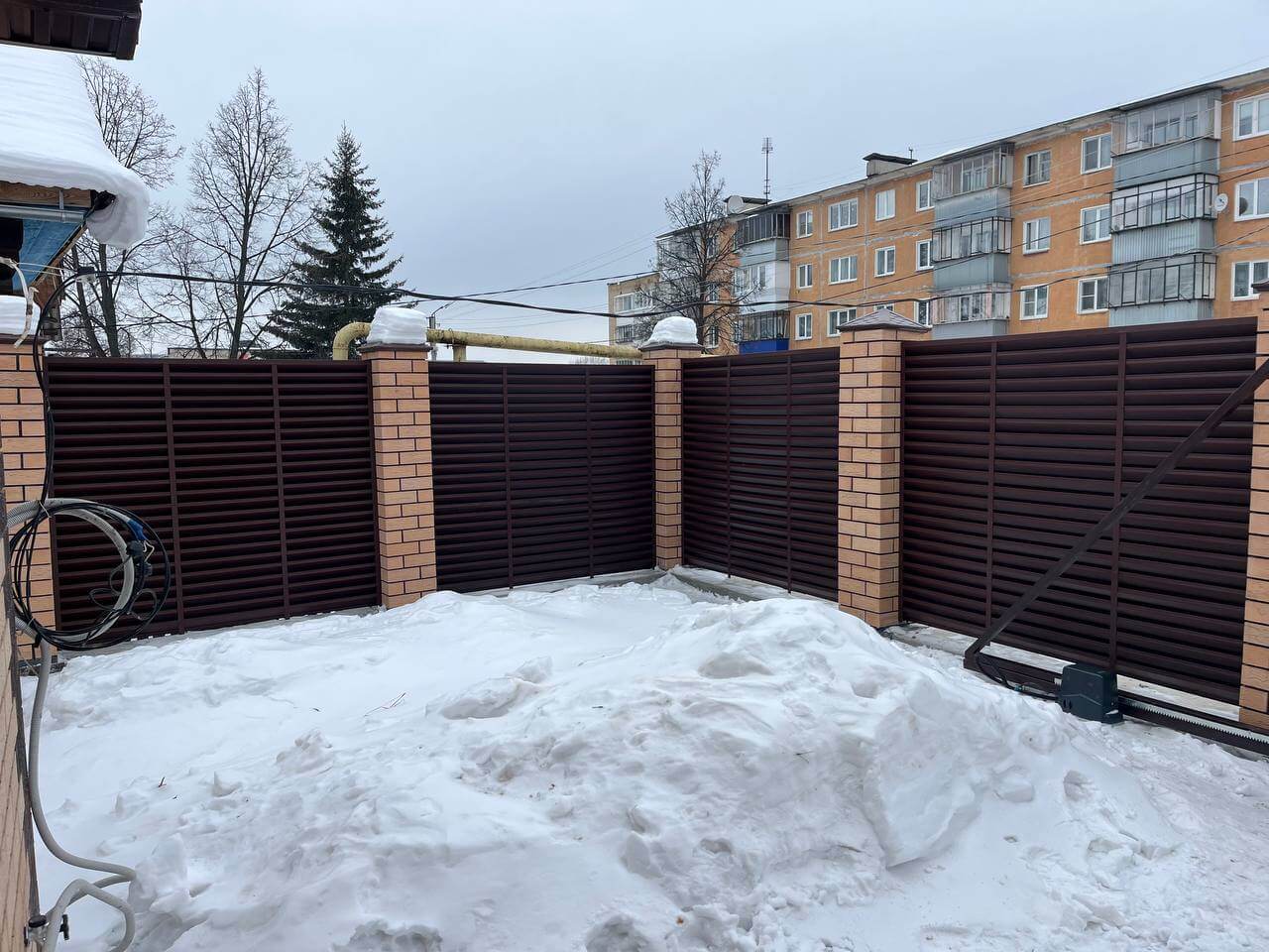 Забор-жалюзи из ламелей ЭКО-Z 87м RAL8017/8017 Шоколад двусторонний МАТТЕ фото 11 в Горно-Алтайске