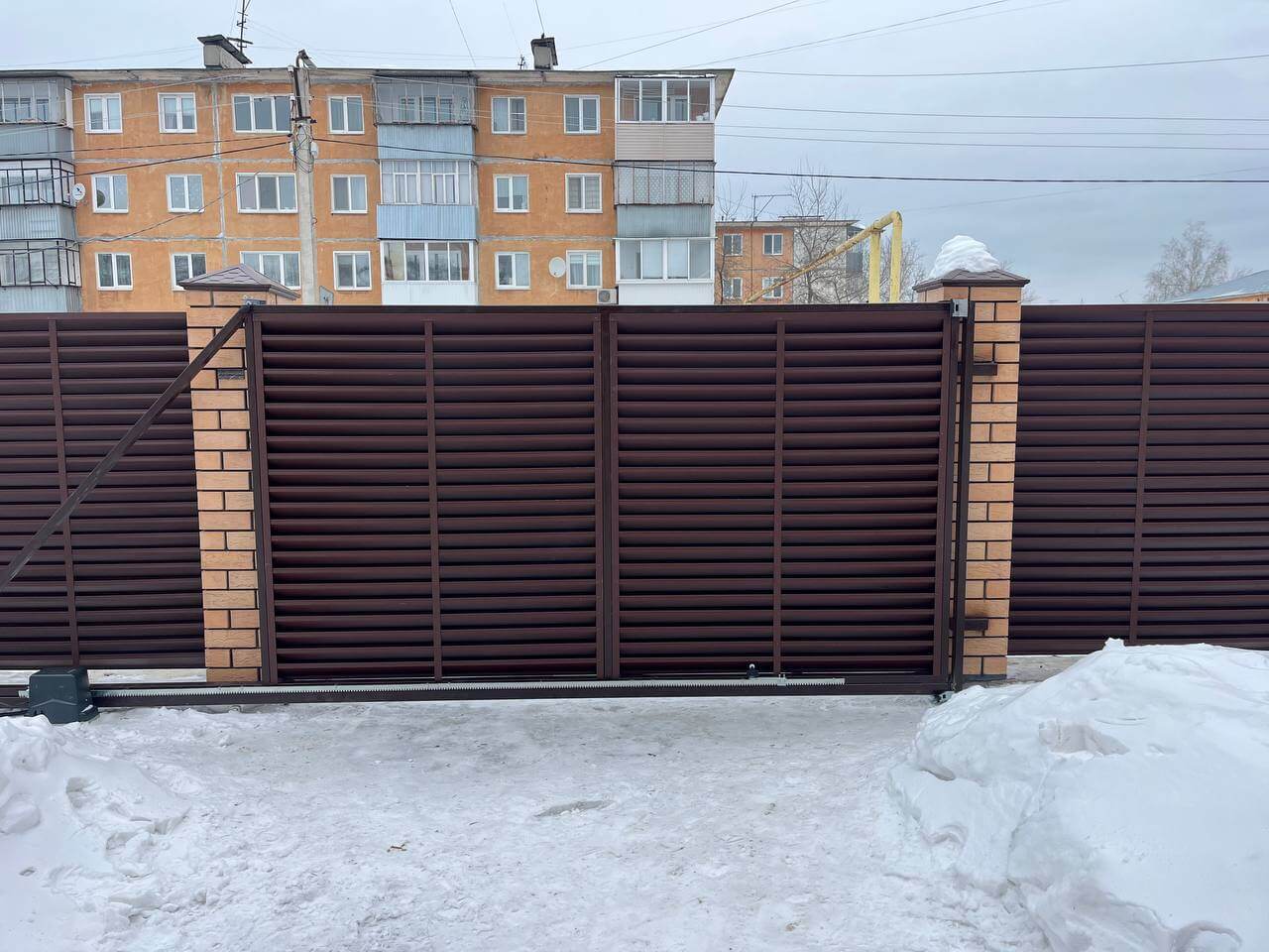 Забор-жалюзи из ламелей ЭКО-Z 87м RAL8017/8017 Шоколад двусторонний МАТТЕ фото 10 в Горно-Алтайске