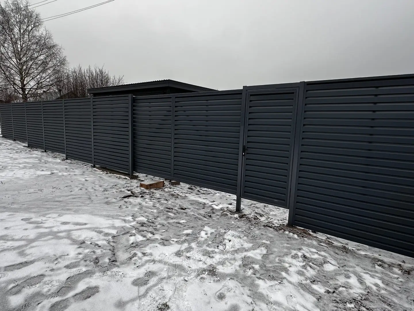 Забор-жалюзи из ламелей Хай-Тек 20м RAL7024/7024 Серый Графит двусторонний МАТТЕ фото 4 в Горно-Алтайске
