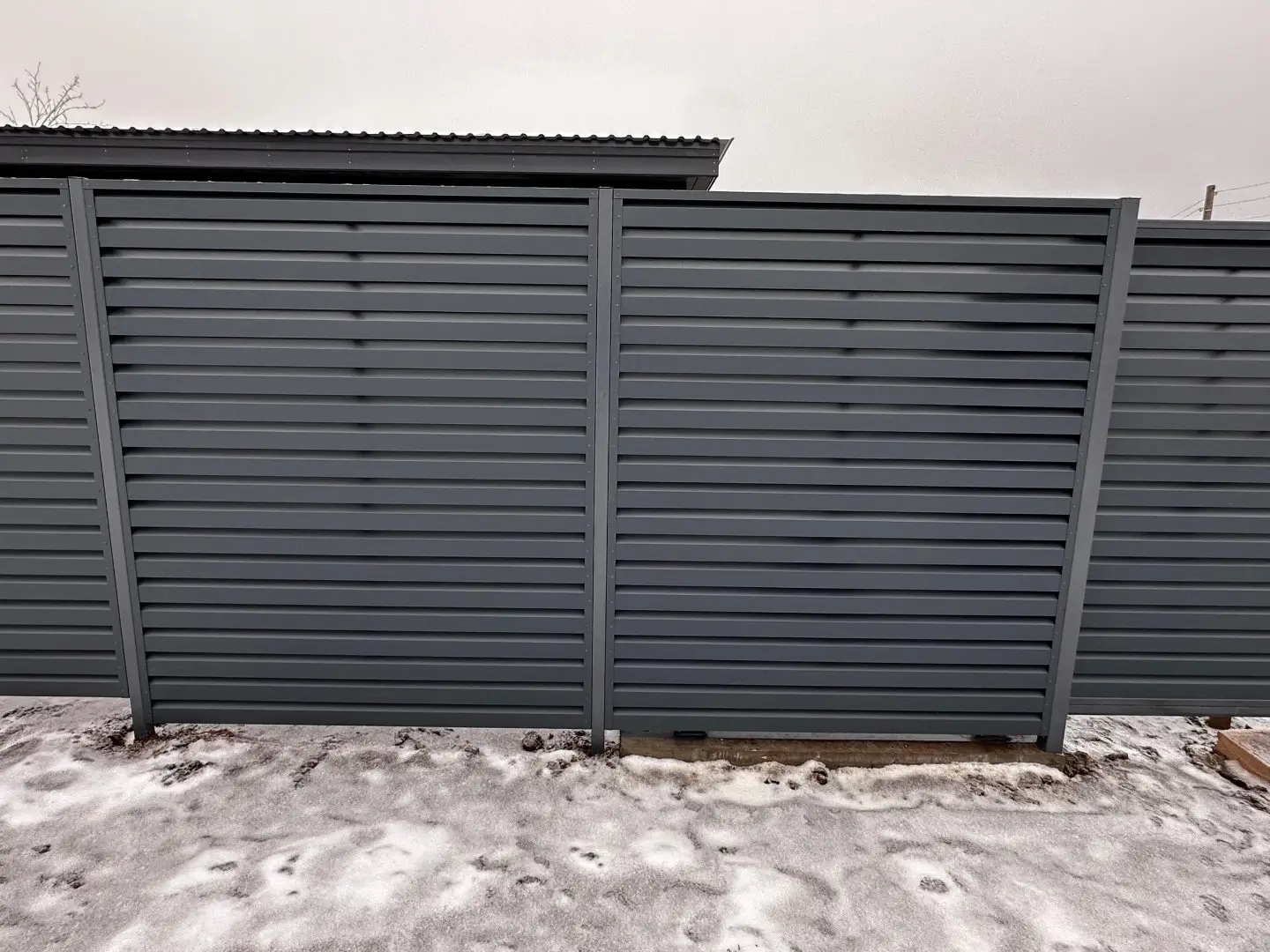 Забор-жалюзи из ламелей Хай-Тек 20м RAL7024/7024 Серый Графит двусторонний МАТТЕ фото 2 в Горно-Алтайске