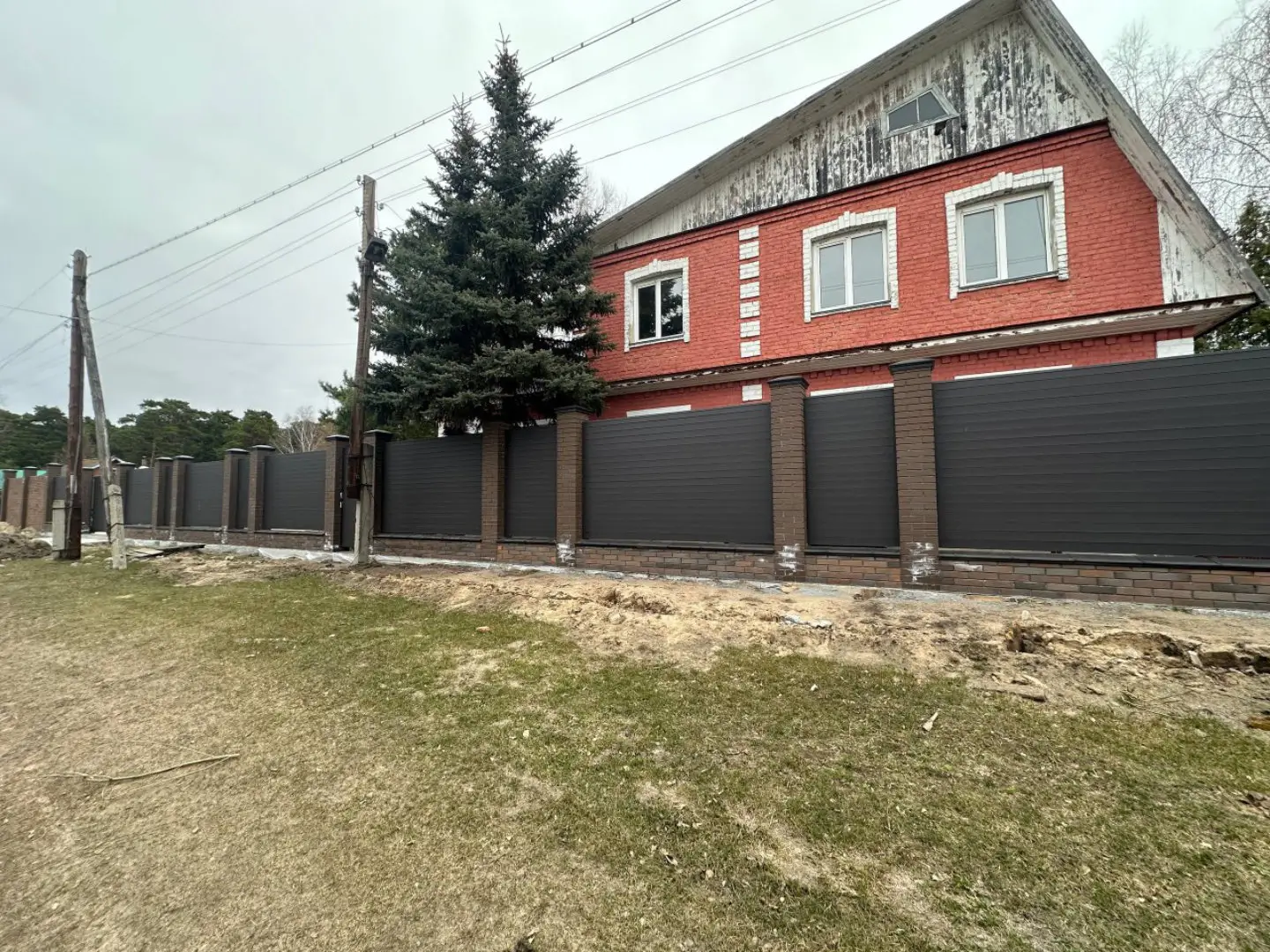 Забор-ранчо из металлического планкена 28м RAL8019 Темный Шоколад МАТТЕ фото 2 в Горно-Алтайске