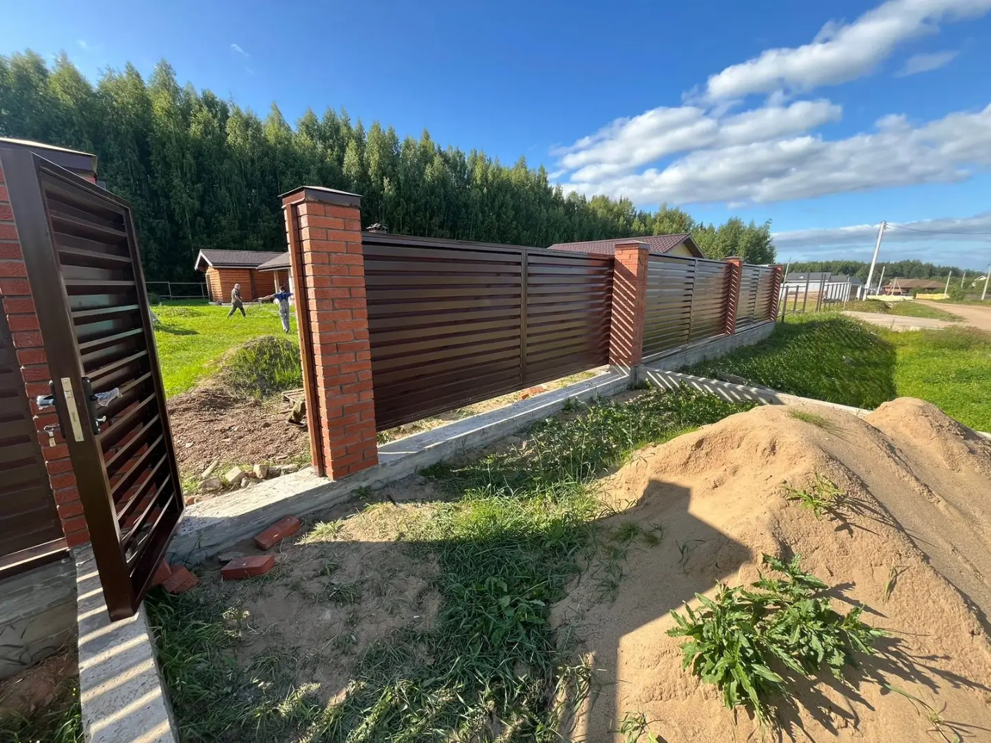 Забор-жалюзи из ламелей Хай-Тек 26м RAL8017/8017 Шоколад двусторонний фото 5 в Горно-Алтайске