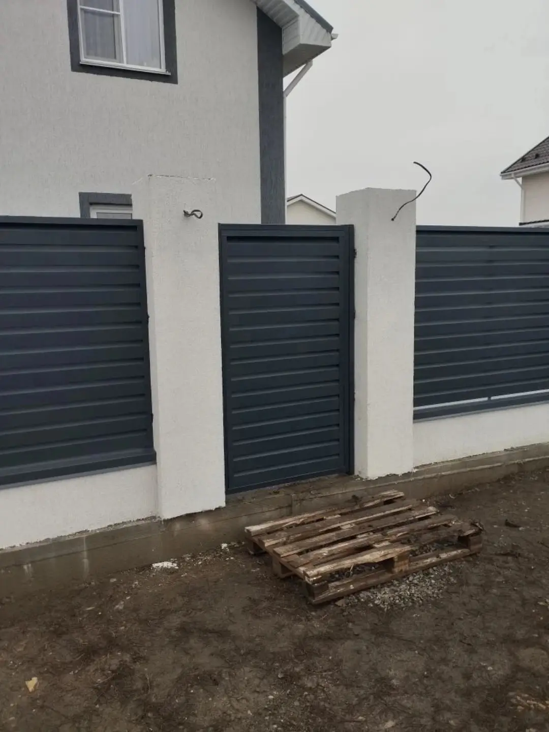 Забор-жалюзи из ламелей Хай-Тек 12м RAL7024 Серый Графит МАТТЕ фото 1 в Горно-Алтайске