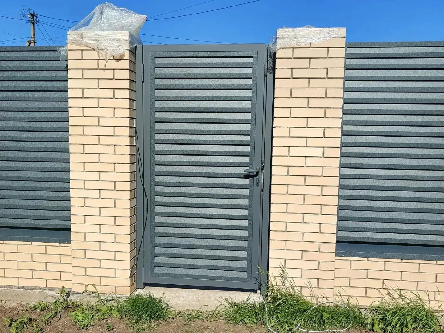 Забор-жалюзи из ламелей Реснички 16м RAL7024 Серый Графит Стальной Бархат фото 2 в Горно-Алтайске