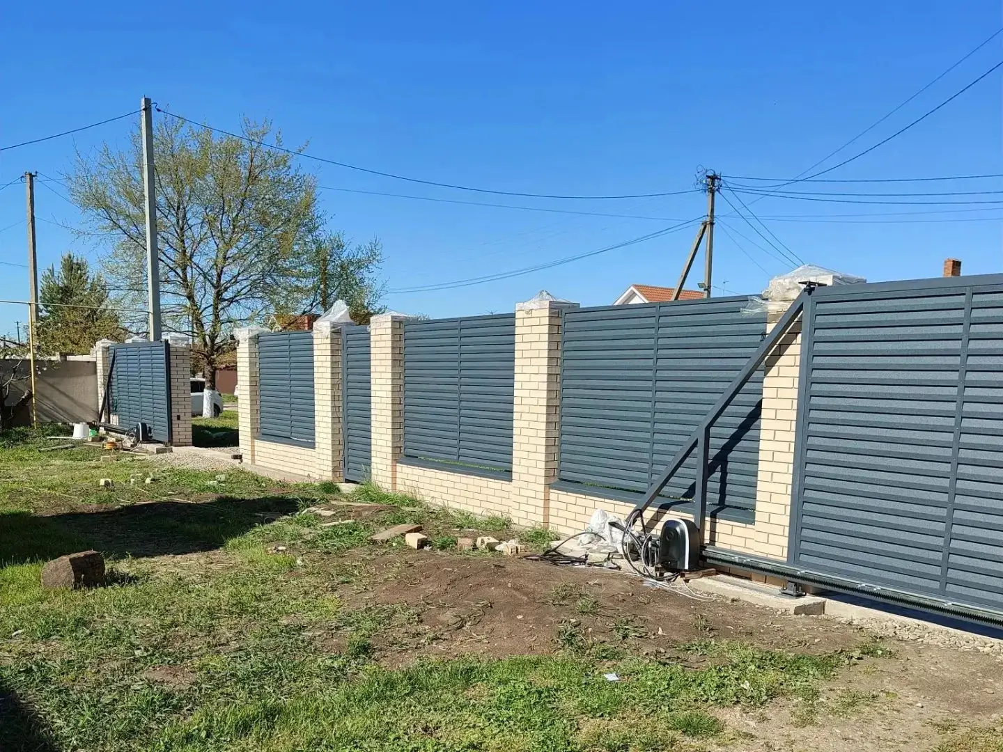 Забор-жалюзи из ламелей Реснички 16м RAL7024 Серый Графит Стальной Бархат фото 1 в Горно-Алтайске