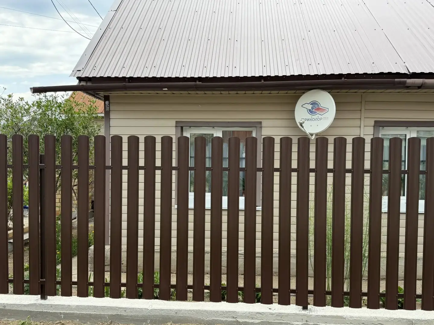 Комбинированный забор из ламелей ЭКО-Z-US и евроштакетника 18м RAL8017 Шоколад МАТТЕ, Полиэстер фото 3 в Горно-Алтайске